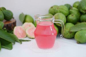 fresco guaiava succo nel un' bicchiere e fresco guaiava frutta. foto