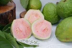 fresco guaiava frutta con verde le foglie su bianca sfondo, Tailandia. foto