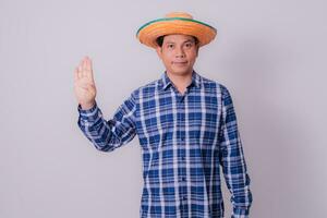 asiatico contadino indossare a strisce camicia foto