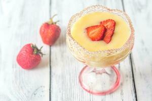 zabaione con fragola fette su il di legno sfondo foto