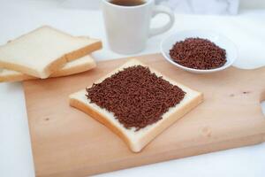 Sandwich con cioccolato e caffè su un' di legno asse, azione foto