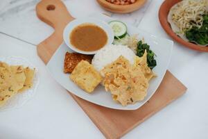 tailandese cibo con Riso, fritte tofu, gamberetto incolla, dolce e acida salsa foto