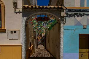 stretto strade di il vecchio cittadina nel calpe Spagna su un' estate caldo vacanza giorno foto