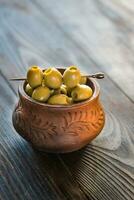 ciotola di olive su il di legno tavolo foto