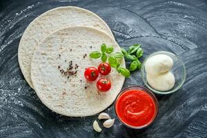 Pizza ingredienti su il buio di legno sfondo foto