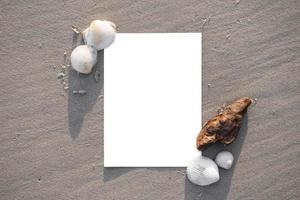 pezzo di carta bianco sulla spiaggia foto