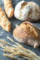 diverso tipi di pane su il di legno sfondo foto