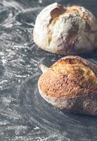 diverso tipi di pane su il di legno sfondo foto