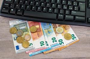 denaro in euro di diverse denominazioni e tastiera del computer