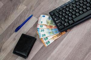 tastiera del computer con banconote in euro foto