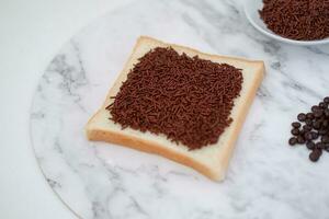 Sandwich con cioccolato e caffè su un' di legno asse, azione foto