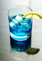 bicchiere di cocktail blu curacao foto