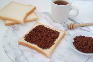 Sandwich con cioccolato e caffè su un' di legno asse, azione foto