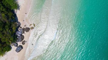 vista aerea della spiaggia con acqua blu smeraldo ombra e schiuma d'onda sul mare tropicale tropical foto