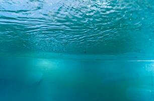 sfondo della superficie dell'acqua blu foto