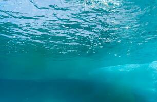 sfondo della superficie dell'acqua blu foto