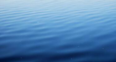 sfondo della superficie dell'acqua blu foto