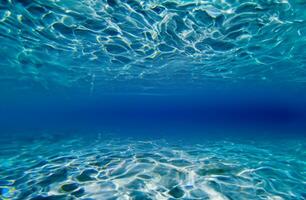 sfondo della superficie dell'acqua blu foto