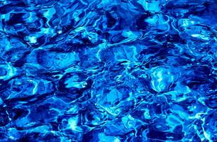 sfondo della superficie dell'acqua blu foto