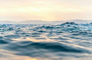 sfondo della superficie dell'acqua blu foto