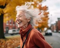 un più vecchio donna è ridendo mentre a piedi giù il strada nel il autunno generativo ai foto