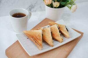 caffè e crostini su il tavolo foto