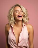 bellissimo bionda donna ridendo e sorridente su rosa sfondo generativo ai foto