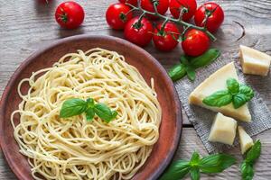 porzione di spaghetti con ingredienti foto