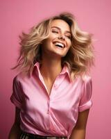 bellissimo bionda donna nel rosa camicia ridendo e sorridente su rosa sfondo generativo ai foto