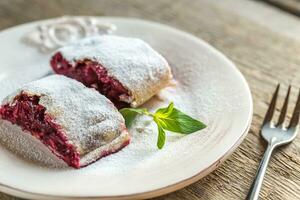 ciliegia strudel con fresco menta foto