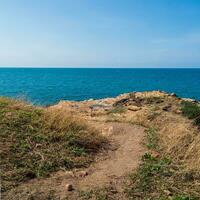 paesaggio estate panorama Visualizza davanti natura visto lungo il montagne roccia costa e mare oceano, Guarda blu cielo, orizzonte vento freddo brezza, confortevole durante il viaggio giorno, relax, Rayong, Tailandia foto