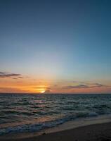 paesaggio punto di vista panorama estate mare vento onda fresco feria calma costiero tramonto cielo accendere arancia d'oro sera giorno guarda calma carattere tropicale bello mare acqua viaggiare bangsaen spiaggia thailandia foto