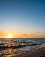 paesaggio punto di vista panorama estate mare vento onda fresco feria calma costiero tramonto cielo accendere arancia d'oro sera giorno guarda calma carattere tropicale bello mare acqua viaggiare bangsaen spiaggia thailandia foto