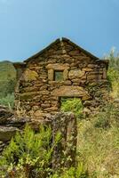 rovine di un vecchio Casa nel il verde valle di albergaria da serra, Portogallo. foto