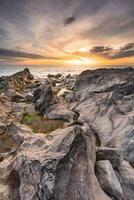 tramonto a il roccioso spiaggia a vila nova de Gaia, Portogallo. foto