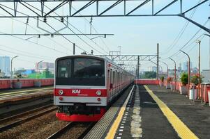 pendolare linea treno jakarta foto