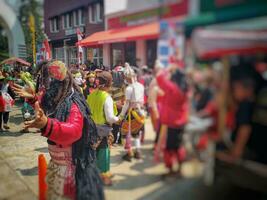 agosto 20 2023. bandung città, ovest Giava. Indonesia. etnico costume parata Festival. attraente persone mostrando loro costume per pubblico. foto