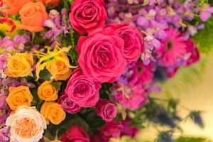 rose multicolori miste in decorazioni floreali, sfondo colorato di fiori di nozze foto