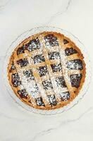 elegante delicatezza, classico linzer torta con ciliegia su marmo. delizioso tradizioni, ricoperto di ciliegia linzer torta su marmo sfondo foto