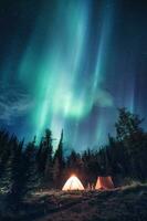 tende campeggio su campeggio con settentrionale luci al di sopra di il foresta nel nazionale parco foto