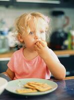 mattina ritratto di un' bambino ragazza durante prima colazione foto