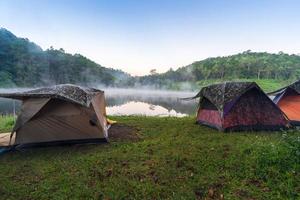 avventure in campeggio e in campeggio al mattino con leggera nebbia a pang-ung, mae hong son, thailandia foto