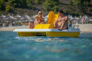 un' famiglia su un' catamarano foto