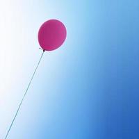 palloncino rosa sul cielo azzurro foto