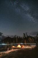 campeggio tende con latteo modo nel il notte cielo su campeggio nel autunno foresta a nazionale parco foto