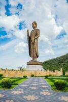 gigante d'oro Budda in piedi panoramico nel buddista posto foto