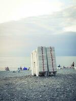 plastica spiaggia sedie impilati su il spiaggia foto