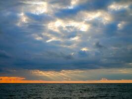 Visualizza su il mare durante il tramonto. foto