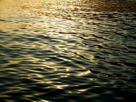 bellissimo mare con caldo luce del sole riflessi durante il tramonto. foto