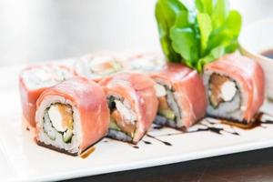 sushi nel piatto bianco